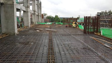 Kuala Lumpur, Malezya-16 Haziran 2018: yapım aşamasında form takviye beton için kat döşeme ve kiriş takviye bar. İnşaat işçileri birlikte küçük teller kullanarak bağlı. 