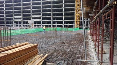 Kuala Lumpur, Malezya-16 Haziran 2018: yapım aşamasında form takviye beton için kat döşeme ve kiriş takviye bar. İnşaat işçileri birlikte küçük teller kullanarak bağlı. 