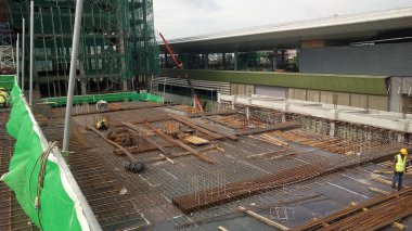 Kuala Lumpur, Malezya-16 Haziran 2018: yapım aşamasında form takviye beton için kat döşeme ve kiriş takviye bar. İnşaat işçileri birlikte küçük teller kullanarak bağlı. 