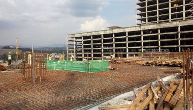Kuala Lumpur, Malezya-16 Haziran 2018: yapım aşamasında form takviye beton için kat döşeme ve kiriş takviye bar. İnşaat işçileri birlikte küçük teller kullanarak bağlı. 