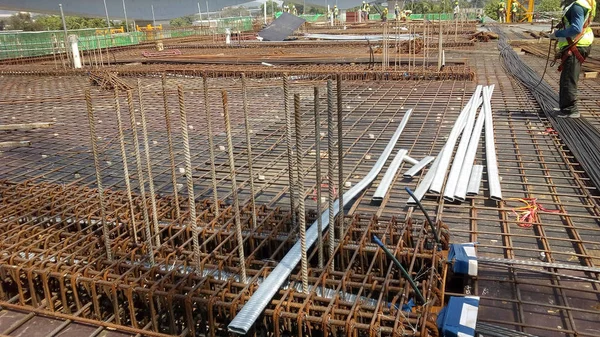 クアラルンプール マレーシア 2018 フォーム補強コンクリートを工事床スラブと梁補強バー 建設作業員 小型のワイヤーを使用して一緒にそれを結んだ — ストック写真