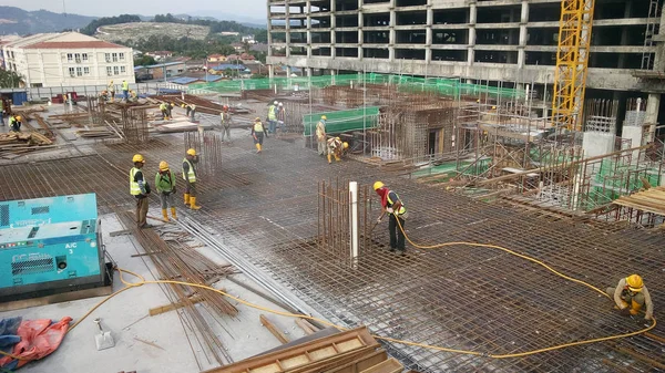 쿠알라룸푸르 말레이시아 2018 형태로 콘크리트를 노동자 철사를 — 스톡 사진