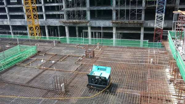 吉隆坡 马来西亚 2018年6月16日 楼板和梁加固钢筋在施工中形成钢筋砼 建筑工人用细小的电线把它捆在一起 — 图库照片