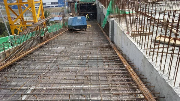 吉隆坡 马来西亚 2018年6月16日 楼板和梁加固钢筋在施工中形成钢筋砼 建筑工人用细小的电线把它捆在一起 — 图库照片