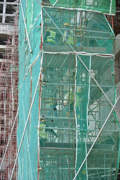 クアラルンプール マレーシア 2018 一時的なアクセス ステージングと建設現場の足場から作られた金属の階段 それが安全に使用できるようにライセンス Scaffolder によって設計されました — ストック写真