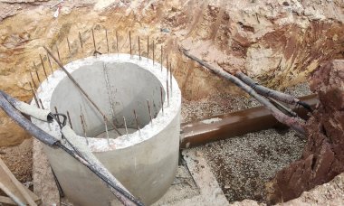 Kuala Lumpur, Malezya-02 Haziran 2017: yeraltı yardımcı programı ve Hizmetleri boru koydu işçiler inşaat sahasında siperlerde tarafından. Cork vanasını ve devam eden ortak kurulumu. 