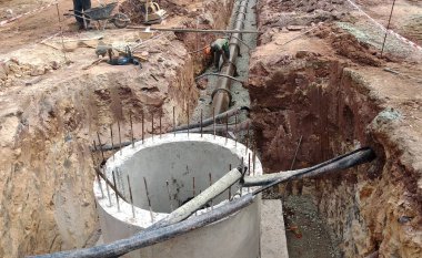 Kuala Lumpur, Malezya-02 Haziran 2017: yeraltı yardımcı programı ve Hizmetleri boru koydu işçiler inşaat sahasında siperlerde tarafından. Cork vanasını ve devam eden ortak kurulumu. 