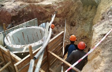 Kuala Lumpur, Malezya-02 Haziran 2017: yeraltı yardımcı programı ve Hizmetleri boru koydu işçiler inşaat sahasında siperlerde tarafından. Cork vanasını ve devam eden ortak kurulumu. 