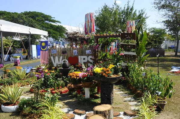 Putrajaya Malaysia August 2018 Kleiner Taschengarten Aus Recyclingmaterial Und Blumen — Stockfoto