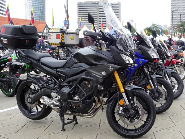 クアラルンプール マレーシア 2018 ヤマハのオートバイ ブランド 車体にロゴ ヤマハは 日本から世界の有名なオートバイ メーカーの一つです — ストック写真