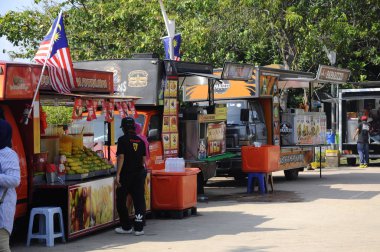 Putrajaya, Malezya - 25 Ağustos 2018: sokak hawkers işlerini müşteriye hizmet için gıda kamyon kullanma. Gıda kamyon loacated kalabalık çekmek için stratejik Street.   