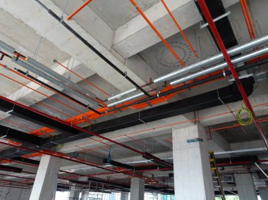 Kuala Lumpur, Malezya-7 Nisan 2018: Klima boruları ve soğutucu borular sistem ve beton levha asılı. Yüklü ve diğer hizmetleri ile birlikte koordine. 