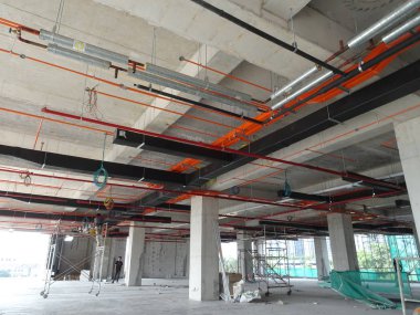 Kuala Lumpur, Malezya-7 Nisan 2018: Klima boruları ve soğutucu borular sistem ve beton levha asılı. Yüklü ve diğer hizmetleri ile birlikte koordine. 