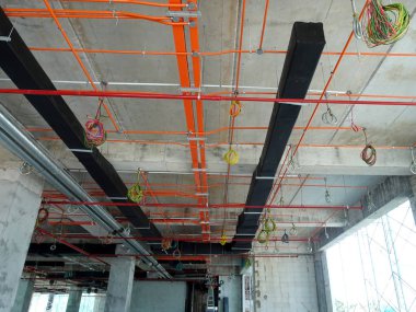 Kuala Lumpur, Malezya-7 Nisan 2018: Klima boruları ve soğutucu borular sistem ve beton levha asılı. Yüklü ve diğer hizmetleri ile birlikte koordine. 