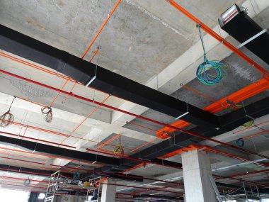 Kuala Lumpur, Malezya-7 Nisan 2018: Klima boruları ve soğutucu borular sistem ve beton levha asılı. Yüklü ve diğer hizmetleri ile birlikte koordine. 