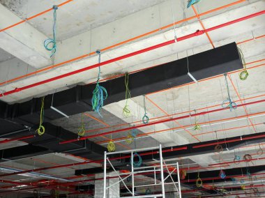 Kuala Lumpur, Malezya-7 Nisan 2018: Klima boruları ve soğutucu borular sistem ve beton levha asılı. Yüklü ve diğer hizmetleri ile birlikte koordine. 