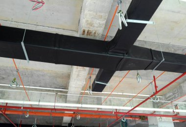 Kuala Lumpur, Malezya-7 Nisan 2018: Klima boruları ve soğutucu borular sistem ve beton levha asılı. Yüklü ve diğer hizmetleri ile birlikte koordine. 