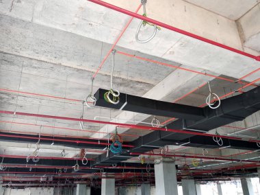 Kuala Lumpur, Malezya-7 Nisan 2018: Klima boruları ve soğutucu borular sistem ve beton levha asılı. Yüklü ve diğer hizmetleri ile birlikte koordine. 