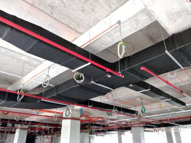 Kuala Lumpur, Malezya-7 Nisan 2018: Klima boruları ve soğutucu borular sistem ve beton levha asılı. Yüklü ve diğer hizmetleri ile birlikte koordine. 