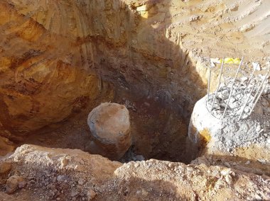 Kuala Lumpur, Malezya-June15, 2018: Beton geçişli yığın inşaat sahasında güçlendirmek. Yığını kap ile devam etmek ve kiriş inşaat zemin seviyesine kesti. Yük binadan Dünya'ya aktarma. 