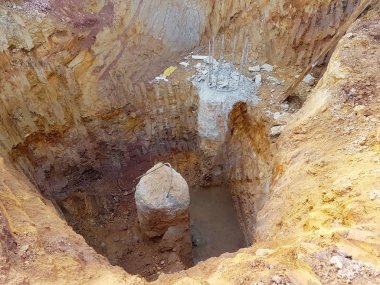 Kuala Lumpur, Malezya-June15, 2018: Beton geçişli yığın inşaat sahasında güçlendirmek. Yığını kap ile devam etmek ve kiriş inşaat zemin seviyesine kesti. Yük binadan Dünya'ya aktarma. 
