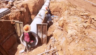 Kuala Lumpur, Malezya-09 Ağustos 2018: inşaat işçileri yüklemek beton boru menfez yeraltı siperlerde. Boru menfez beton tarafından ele alınacaktır. 