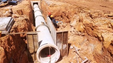 Kuala Lumpur, Malezya-09 Ağustos 2018: inşaat işçileri yüklemek beton boru menfez yeraltı siperlerde. Boru menfez beton tarafından ele alınacaktır. 