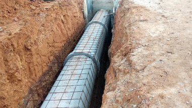 Kuala Lumpur, Malezya-09 Ağustos 2018: inşaat işçileri yüklemek beton boru menfez yeraltı siperlerde. Boru menfez beton tarafından ele alınacaktır. 