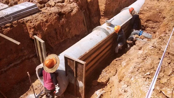 Kuala Lumpur Malezya Ağustos 2018 Inşaat Işçileri Yüklemek Beton Boru — Stok fotoğraf