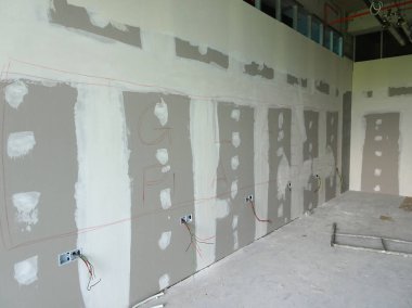 Kuala Lumpur, Malezya-29 Mart 2018: Drywall yükleme yapım aşamasında şantiyede inşaat işçileri tarafından. Bölüm için bir iç duvar yapmanın en kolay ve en ucuz yolu olduğunu. 