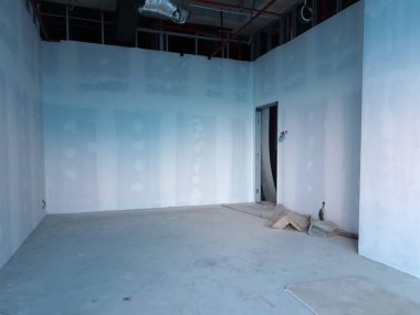 Kuala Lumpur, Malezya-29 Mart 2018: Drywall yükleme yapım aşamasında şantiyede inşaat işçileri tarafından. Bölüm için bir iç duvar yapmanın en kolay ve en ucuz yolu olduğunu. 