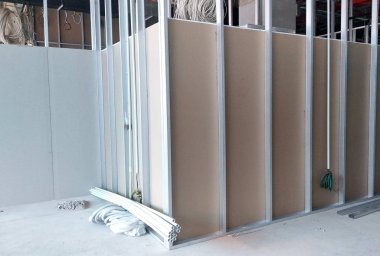 Kuala Lumpur, Malezya-29 Mart 2018: Drywall yükleme yapım aşamasında şantiyede inşaat işçileri tarafından. Bölüm için bir iç duvar yapmanın en kolay ve en ucuz yolu olduğunu. 