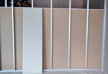 Kuala Lumpur, Malezya-29 Mart 2018: Drywall yükleme yapım aşamasında şantiyede inşaat işçileri tarafından. Bölüm için bir iç duvar yapmanın en kolay ve en ucuz yolu olduğunu. 