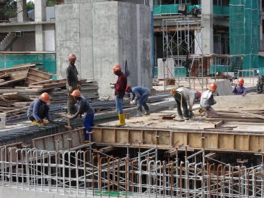 Kuala Lumpur, Malezya-7 Haziran 2018: inşaat işçileri inşaat sahasında takviye çubuğu yükleme. Takviye çubuğu takviye beton için ana bileşenidir. 