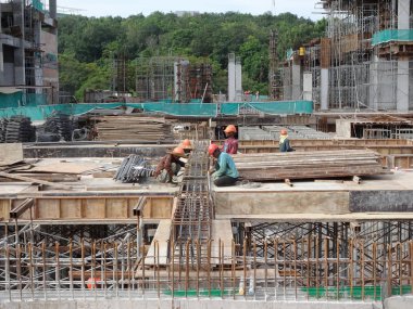 Kuala Lumpur, Malezya-7 Haziran 2018: inşaat işçileri inşaat sahasında takviye çubuğu yükleme. Takviye çubuğu takviye beton için ana bileşenidir. 