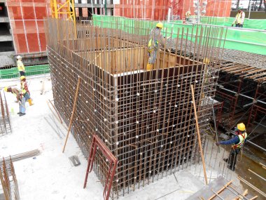 Kuala Lumpur, Malezya-7 Haziran 2018: inşaat işçileri inşaat sahasında takviye çubuğu yükleme. Takviye çubuğu takviye beton için ana bileşenidir. 