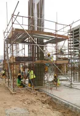 Kuala Lumpur, Malezya-7 Haziran 2018: inşaat işçileri inşaat sahasında takviye çubuğu yükleme. Takviye çubuğu takviye beton için ana bileşenidir. 