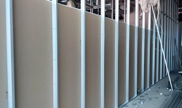 Kuala Lumpur, Malezya-29 Mart 2018: Drywall yükleme yapım aşamasında şantiyede inşaat işçileri tarafından. Bölüm için bir iç duvar yapmanın en kolay ve en ucuz yolu olduğunu. 