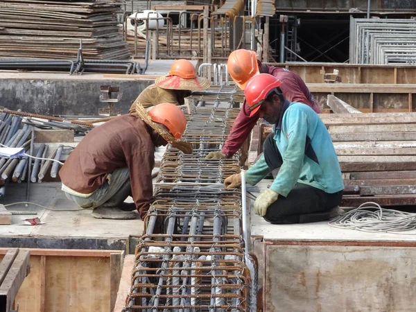 Kuala Lumpur, Malezya-7 Haziran 2018: inşaat işçileri inşaat sahasında takviye çubuğu yükleme. Takviye çubuğu takviye beton için ana bileşenidir. 
