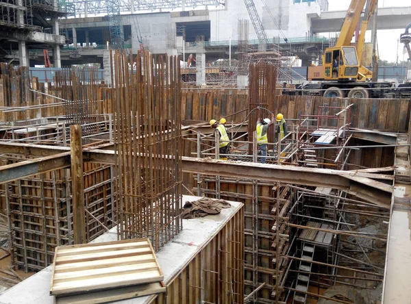 Kuala Lumpur Malaysia June 2018 Construction Workers Installing Reinforcement Bar — Stock Photo, Image