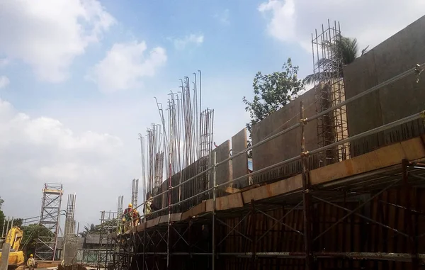 吉隆坡 马来西亚 2018年6月7日 建筑工人安装钢筋在建筑工地 钢筋砼的主要构件 — 图库照片