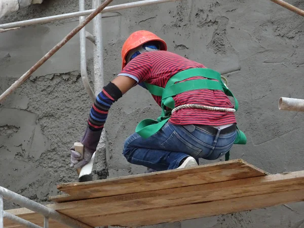 쿠알라룸푸르 말레이시아 2018 시멘트 석고를 노동자에 높이에서 하도록 준비로 — 스톡 사진