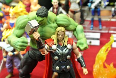 Kuala Lumpur, Malezya-31 Mart 2018: seçili Avengers Thor aksiyon figürü Marvel çizgi roman ve film duruldu. Tablo toplayıcı madde ekranda. 