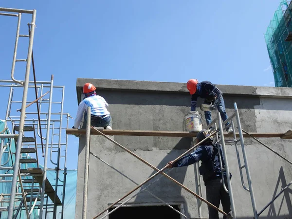 马来西亚吉隆坡 2018年8月23日 建筑工人用水泥石膏贴上砖墙 脚手架用作临时分期工作在高度 穿戴适当的安全装备防止坏发生 — 图库照片