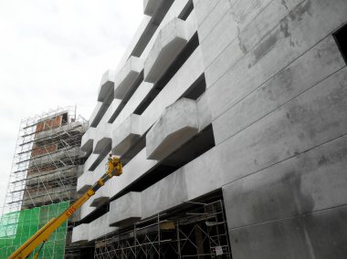 Kuala Lumpur, Malezya-15 Haziran 2017: inşaat işçileri Mobil vinç ayakta kova inşaat alanı içinde yüksek düzeyde çalışırken. Kova hareket işçiler tarafından kendini kontrol.  