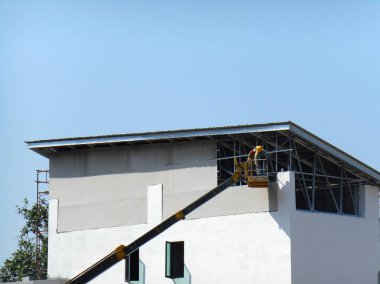 Kuala Lumpur, Malezya-15 Haziran 2017: inşaat işçileri Mobil vinç ayakta kova inşaat alanı içinde yüksek düzeyde çalışırken. Kova hareket işçiler tarafından kendini kontrol.  