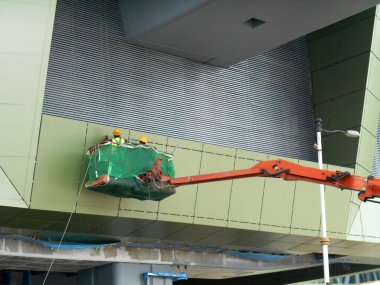 Kuala Lumpur, Malezya-15 Haziran 2017: inşaat işçileri Mobil vinç ayakta kova inşaat alanı içinde yüksek düzeyde çalışırken. Kova hareket işçiler tarafından kendini kontrol.  