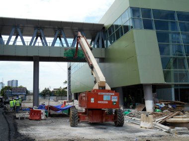 Kuala Lumpur, Malezya-15 Haziran 2017: inşaat işçileri Mobil vinç ayakta kova inşaat alanı içinde yüksek düzeyde çalışırken. Kova hareket işçiler tarafından kendini kontrol.  