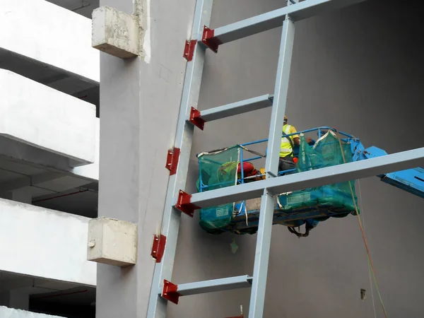 Kuala Lumpur Malasia Junio 2017 Trabajadores Construcción Pie Cubo Grúa — Foto de Stock