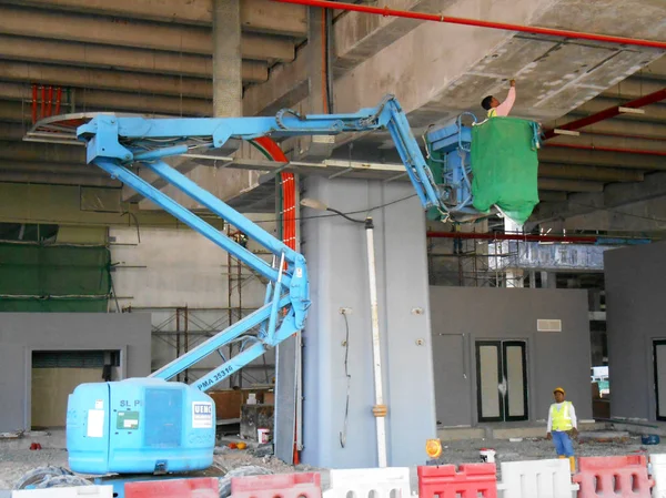 Kuala Lumpur Malasia Junio 2017 Trabajadores Construcción Pie Cubo Grúa — Foto de Stock